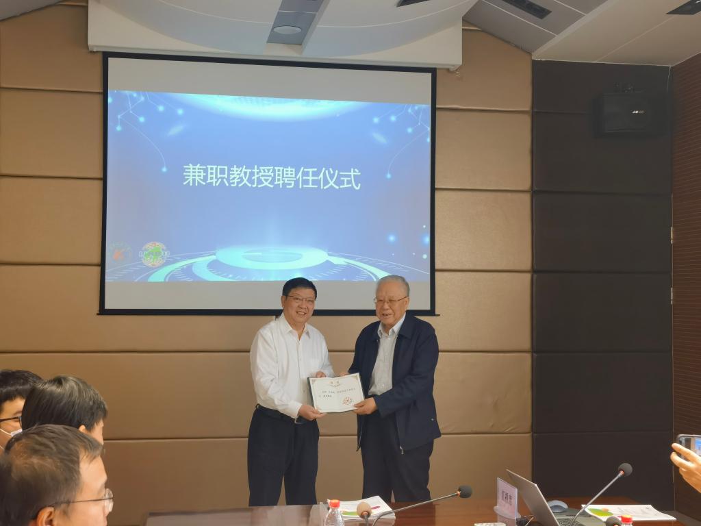 完美(中国)邀请汪旭光院士来校参加研讨会
